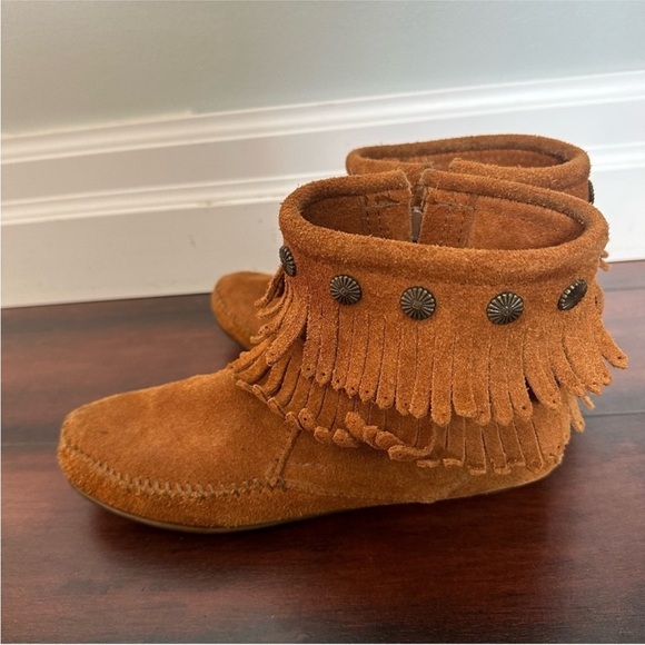 Size 7 Minnetonka Double Fringe Side Zip Suede Boots Moccasins - Picture 8 of 9